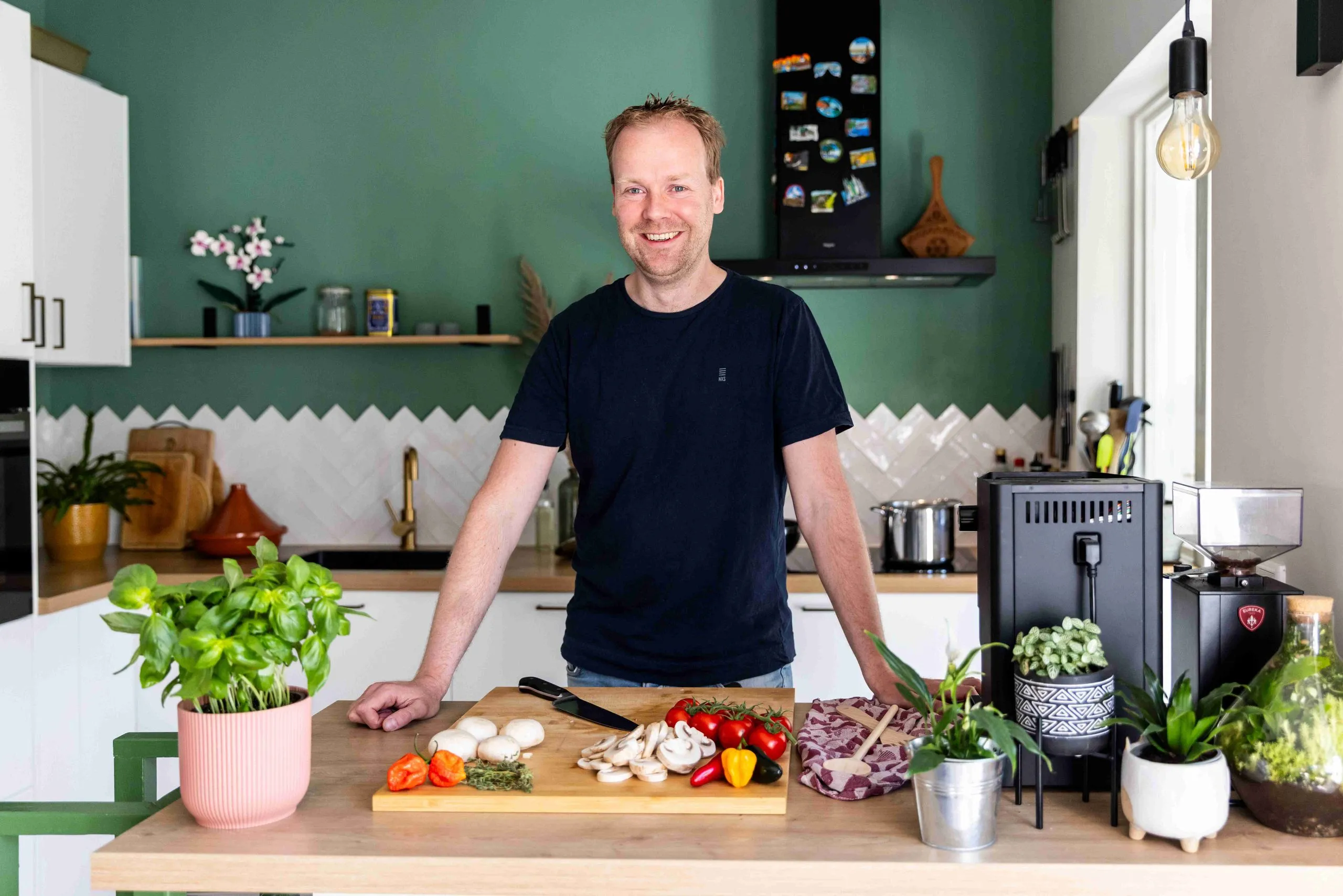 Vincent staat in de keuken