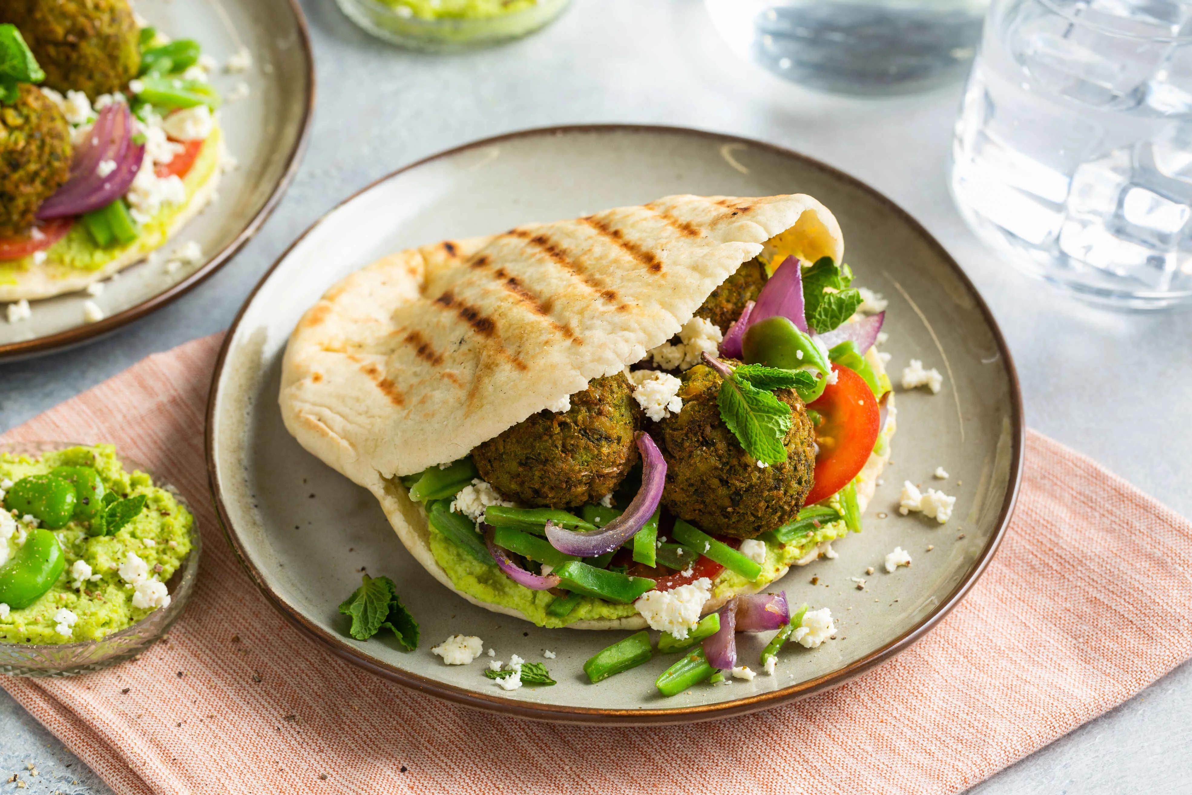 Pita falafel met tuinbonen­hummus