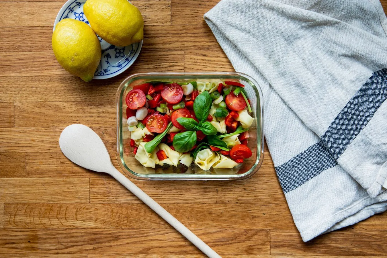 Vegetarische pastasalade met spinazie, cherrytomaten en pecannoten