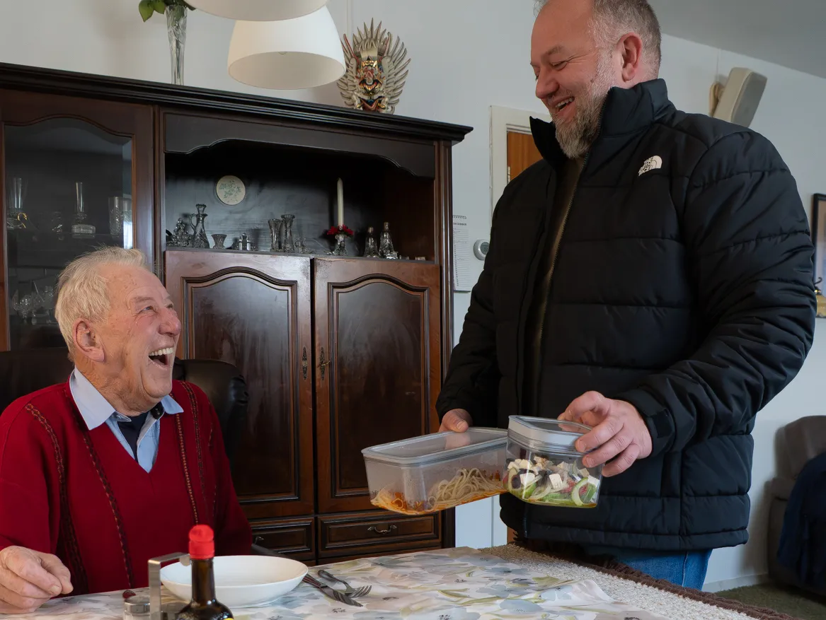 Cees geeft Ton een maaltijd