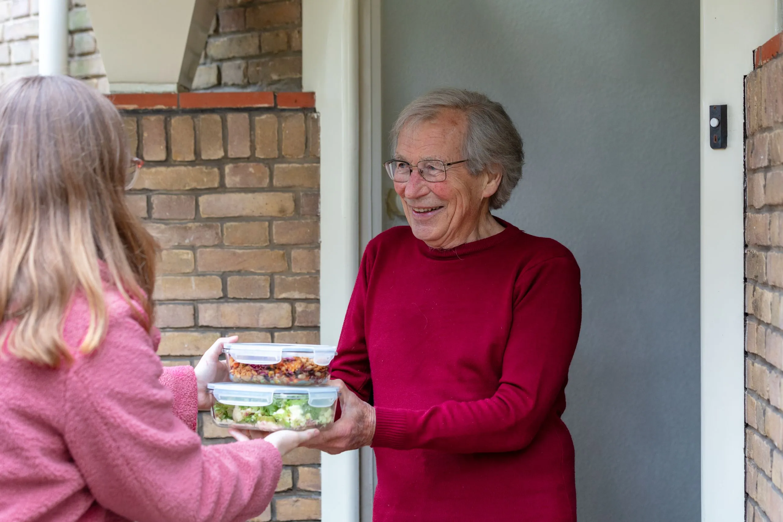 Tica en Frans delen een maaltijd